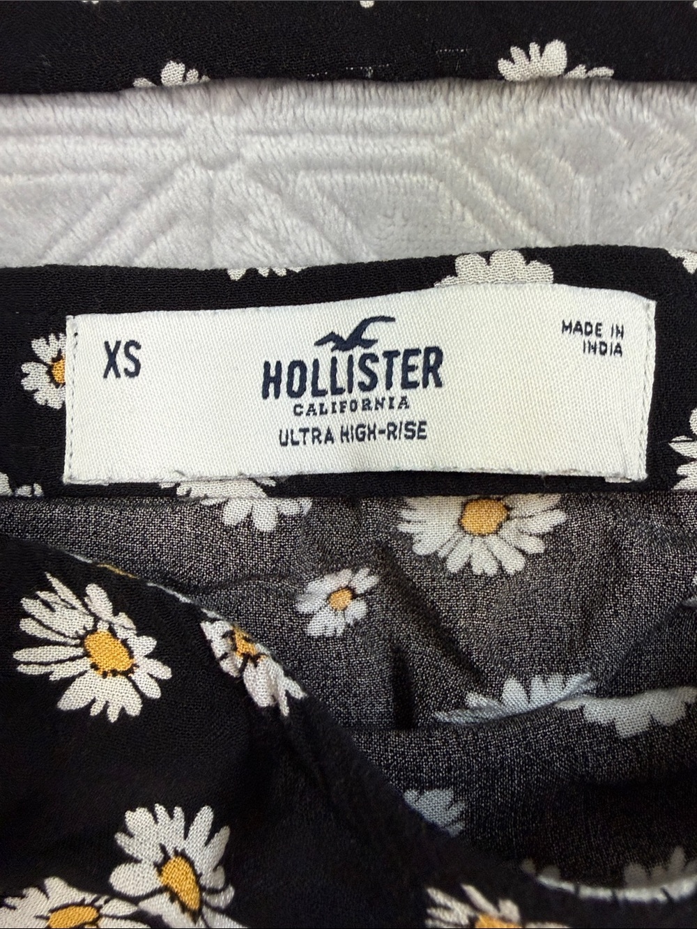Hollister Black Floral Two-Piece Daisy Set - Picture 2 of 7